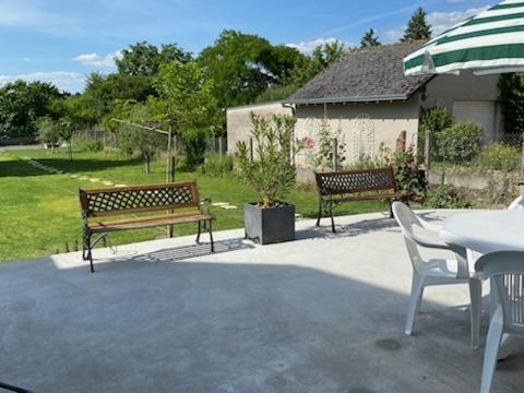 Gite Au Bord Du Cher "La Mesange Verte" Savonnières Extérieur photo